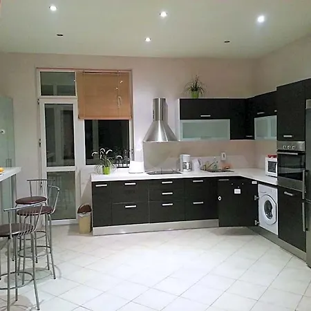 Elegance On A Budget - For Rent In Center Ostello *