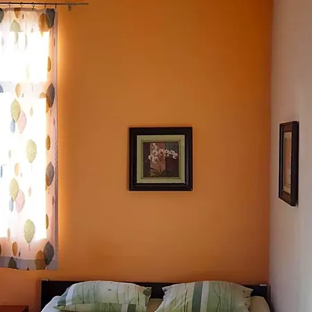 Elegance On A Budget - For Rent In Center Ostello
